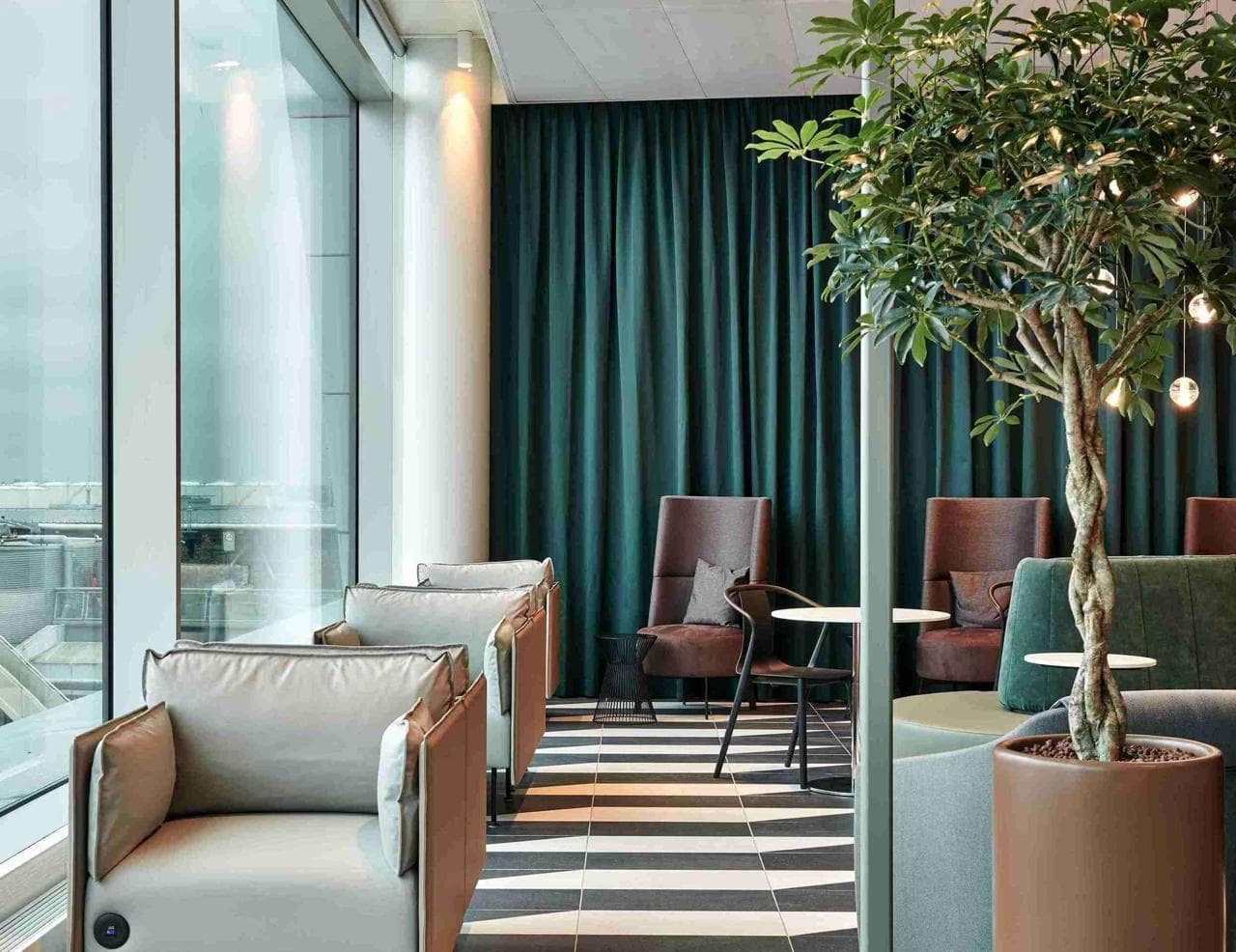 Aspire Lounge No.41 lounge at AMS photo 2