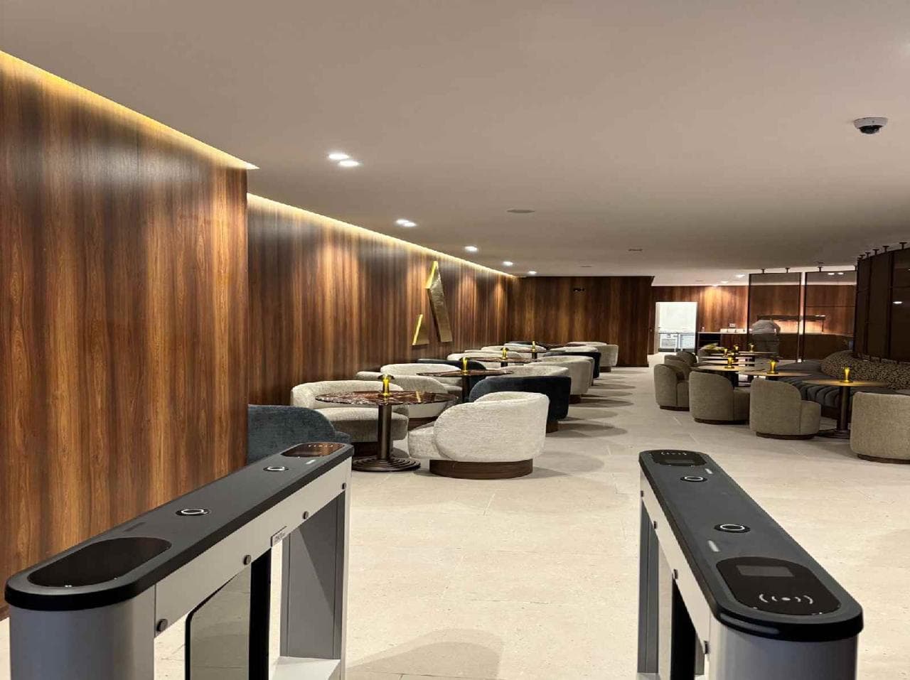 Casablanca Aspire Lounge lounge at CMN photo 2