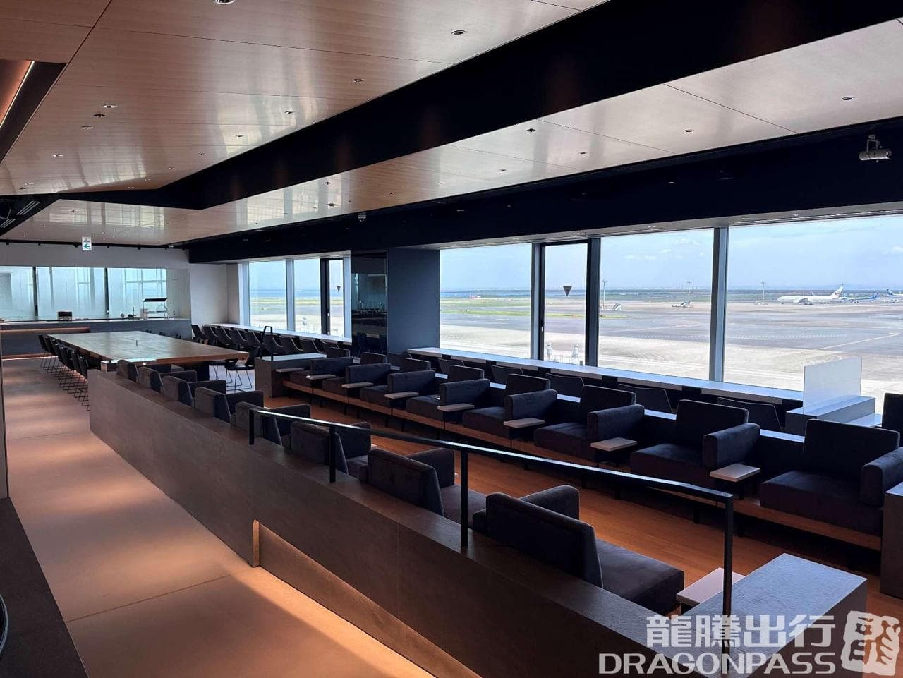 Power Lounge Premium lounge at HND photo 3