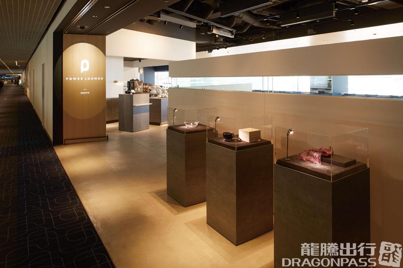 POWER LOUNGE SOUTH lounge at HND photo 2