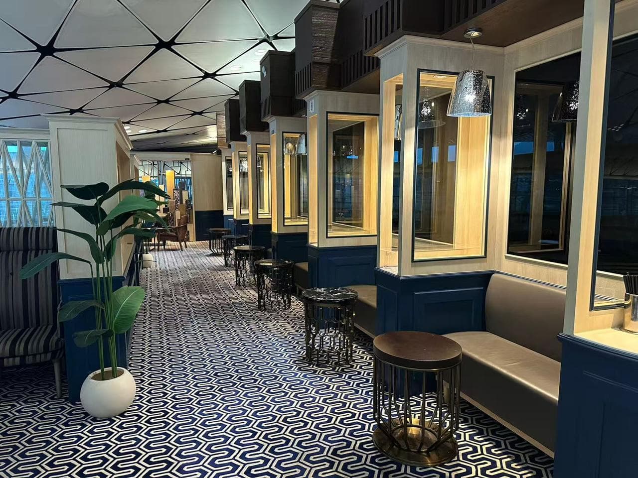 Hong Kong Airlines Lounge (Club Autus) lounge at HKG photo 3