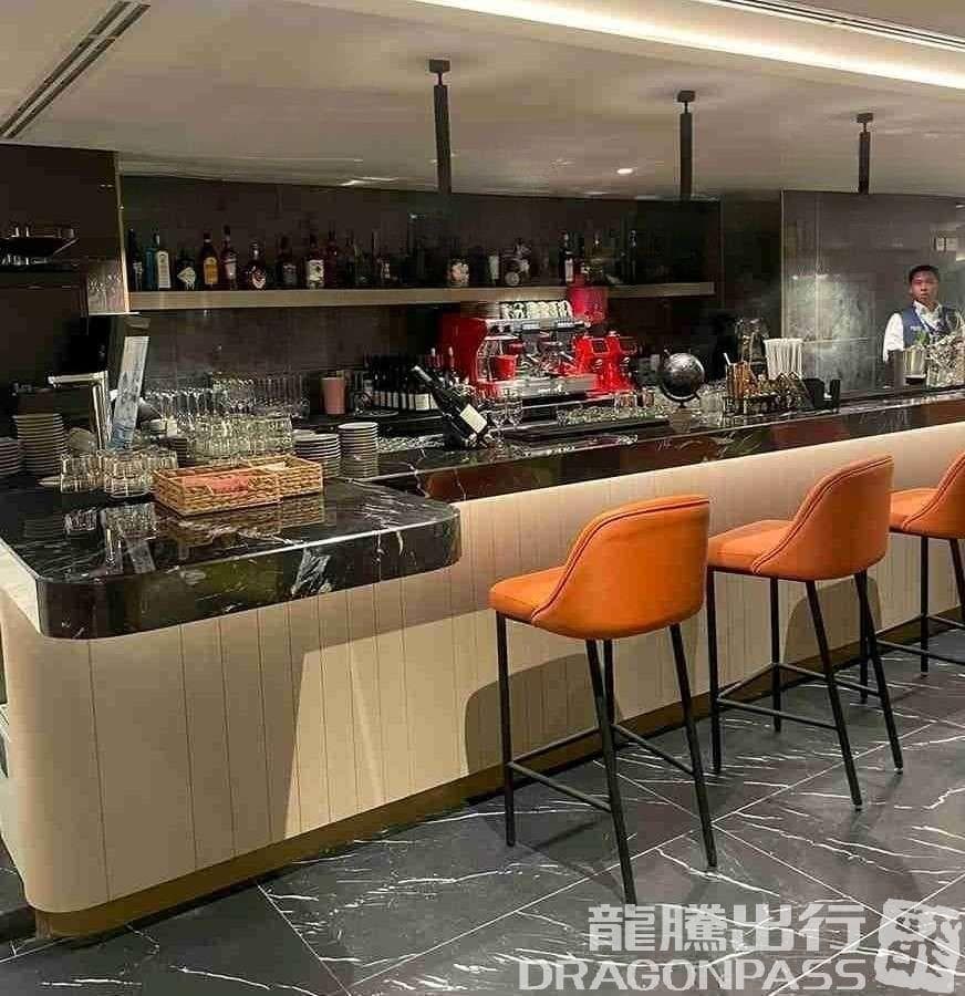 Pearl Lounge lounge at AUH photo 2