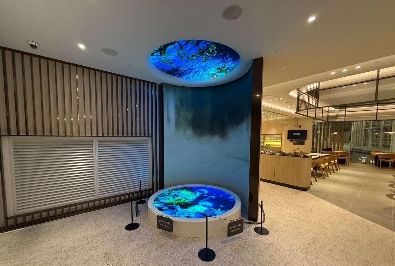 Sky Hub Lounge West lounge at ICN photo 2