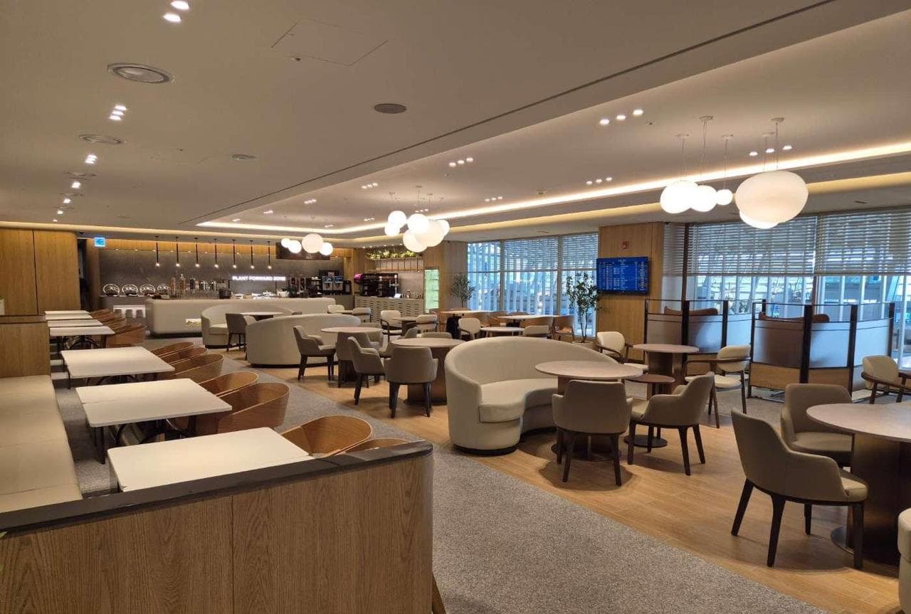 Sky Hub Lounge East lounge at ICN photo 3