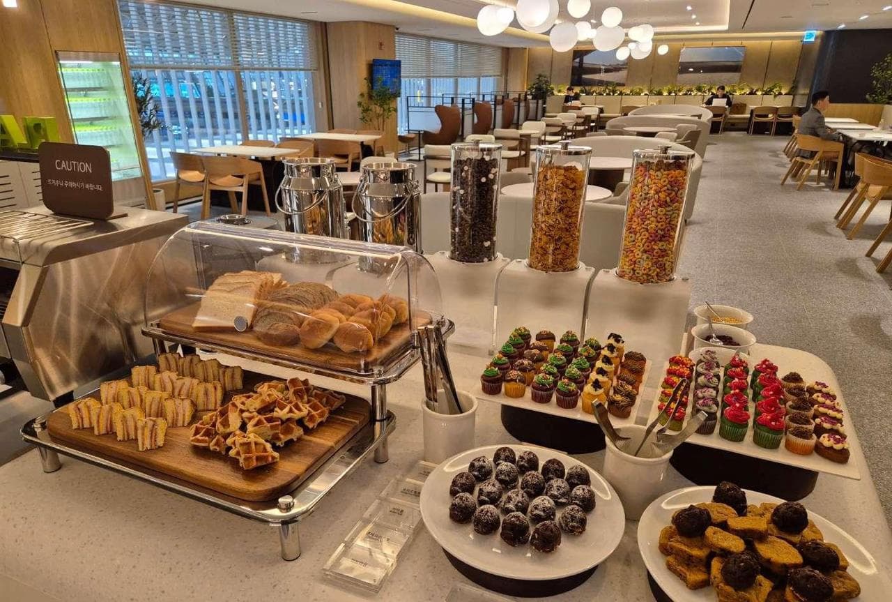 Sky Hub Lounge East lounge at ICN photo 4