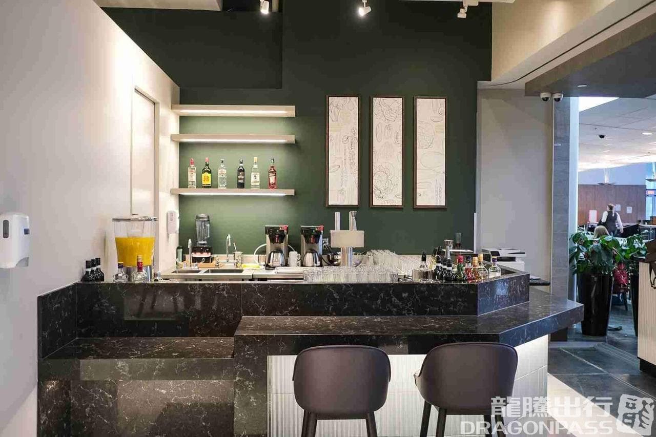 Desjardins Odyssey Lounge - Plaza Premium Lounge lounge at YUL photo 2