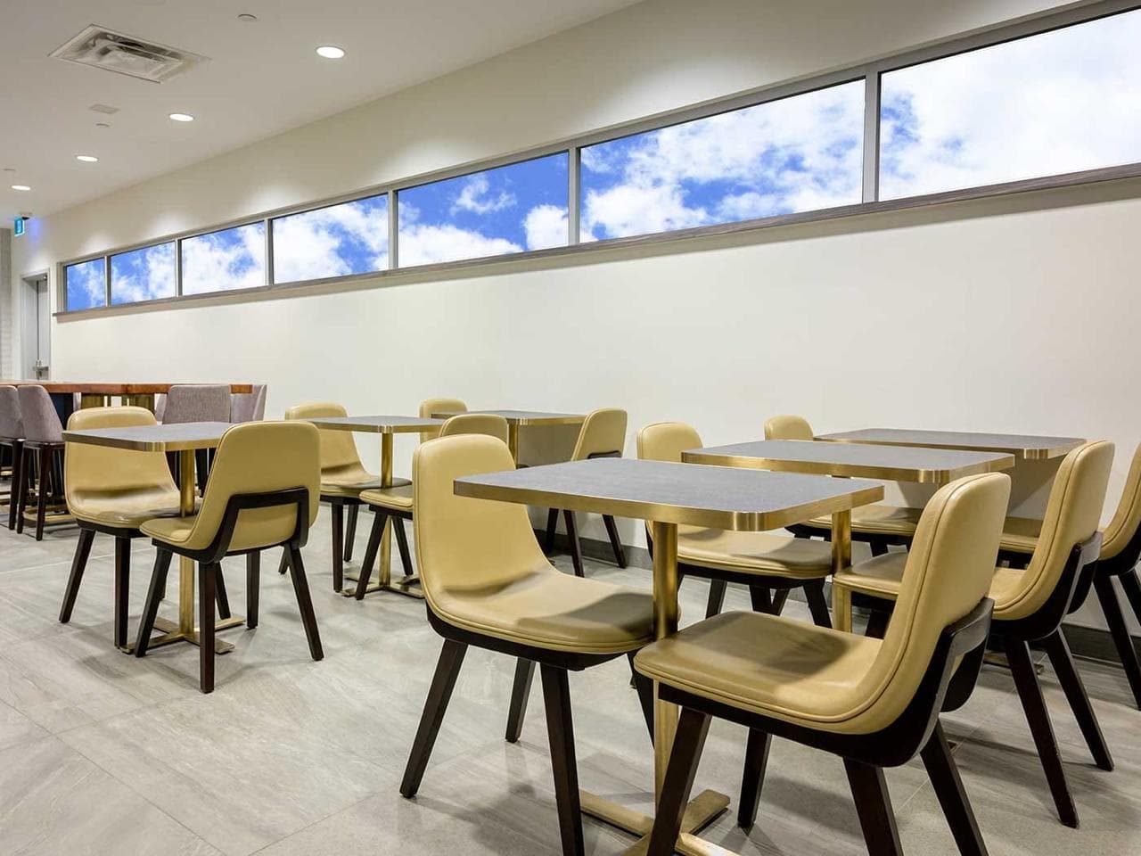 Plaza Premium Lounge lounge at YYZ photo 3